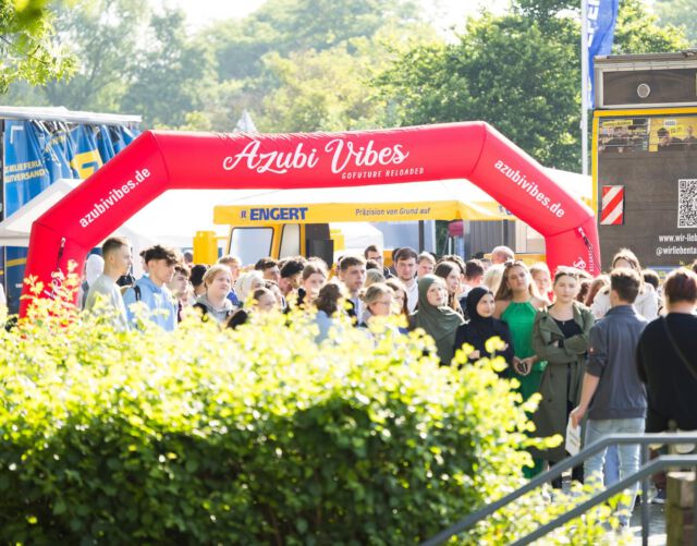 Eröffnungstag der Ausbildungsmesse Azubi Vibes auf dem Gelände der DB Systemtechnik in Minden. 

#minden #goodvibesonly #azubivibes #ausbildungsmesse #mindenlübbecke #mühlenkreis 
@azubivibes.de @alidogan1982 @kreismilk @com.on_werbeagentur